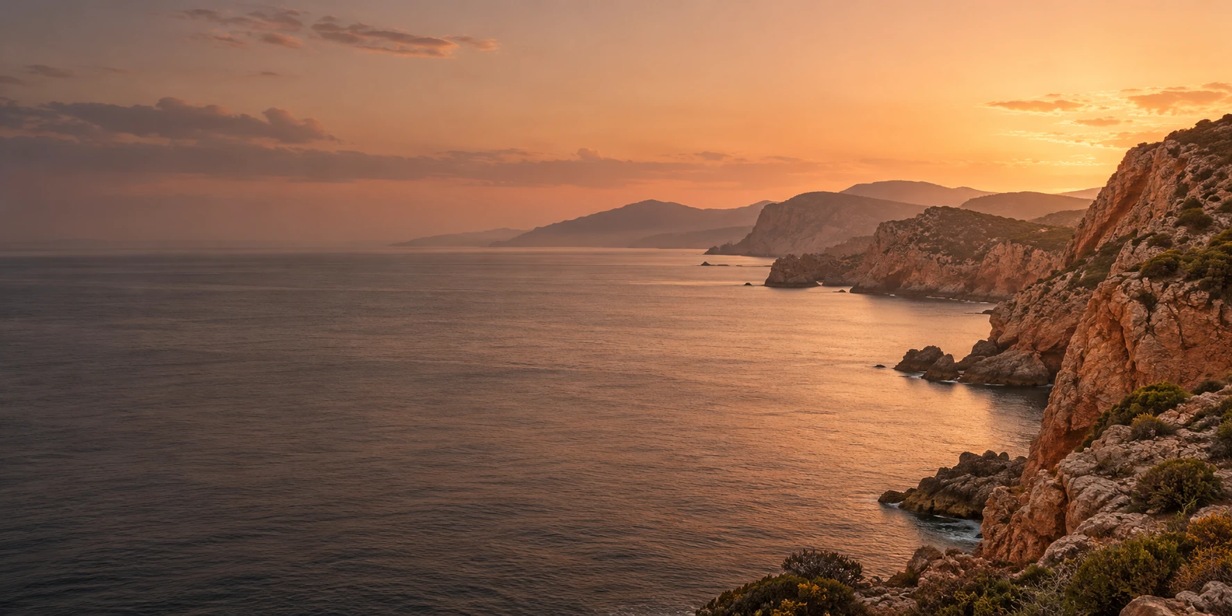 Littoral rocheux et mer au coucher du soleil